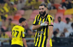 2025 赛季：中信兄弟队主力游击手江坤宇达成生涯第 500 次双杀策动